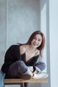 一个吃我乳房一个吃我B