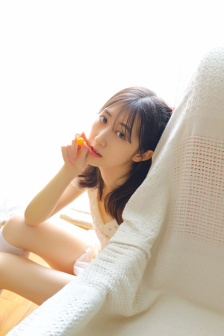 趴到床脱裙子内裤打屁股