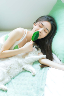 已经塞了八颗荔枝了